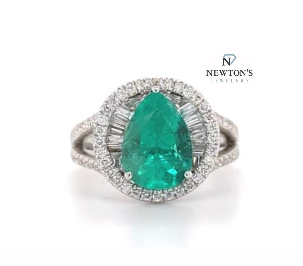 18kt White Gold Pear Shaped Emerald Ring