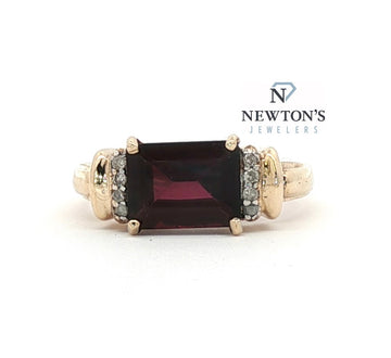 Estate 10kt Yellow Gold Garnet Ring