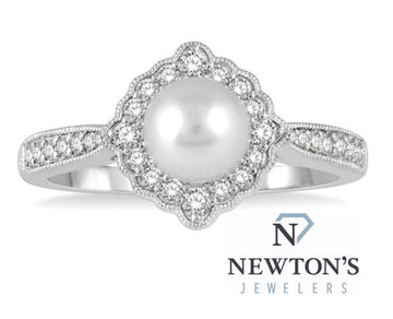 10kt White Gold Pearl and Diamond Ring